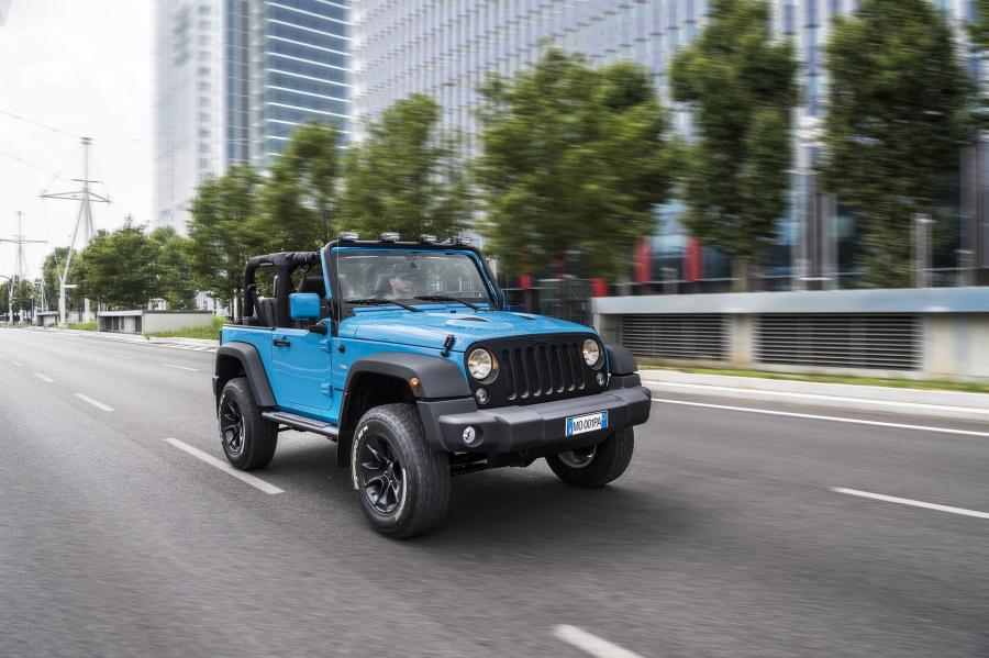  Jeep Wrangler Rubicon MoparONE Pack 2016 года  (фото 22 из 32)